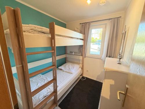 Camera con letto a castello, 2 letti a castello e finestra. di Residenz am Yachthafen, Whg 8 a Grömitz