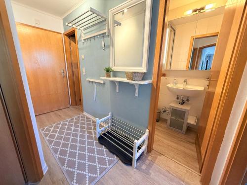 un bagno con lavandino e specchio di Residenz am Yachthafen, Whg 8 a Grömitz