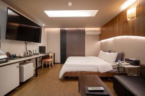 Postel nebo postele na pokoji v ubytování Lime hotel Suwon