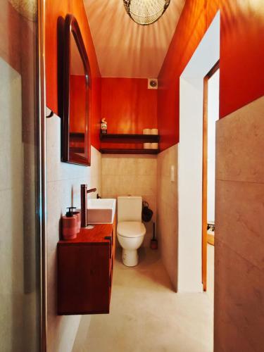 a bathroom with a toilet and a sink at COLIVER - COLIVING A LA RÉUNION in Saint-Pierre