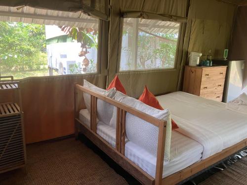 Naivacha Tent Koh Makにあるベッド