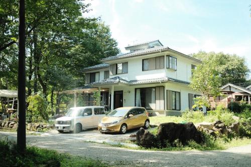 two cars parked in front of a house at 那須別荘 那須エデン in Nasu
