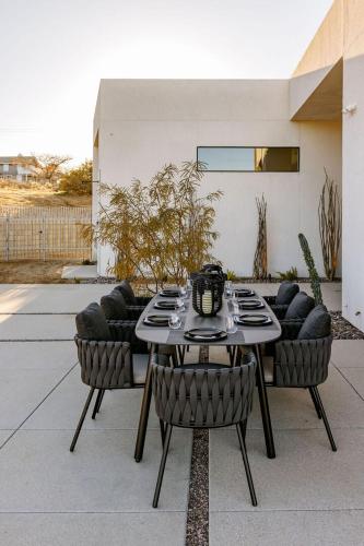 Vanguard by Fieldtrip 5 Bd Private Luxury with Infinity Pool Game Roomにあるパティオまたは屋外エリア