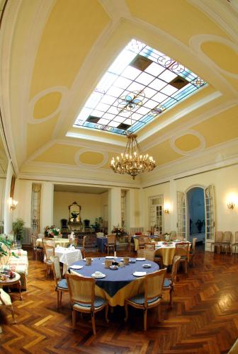 a dining room with a table and a skylight at Grande Albergo Quattro Stagioni in Rieti