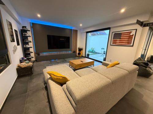 TV a/nebo společenská místnost v ubytování Full House, Jacuzzi, Netflix, 8 pers, free Parking 10' Colmar