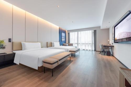 Uma cama ou camas num quarto em Atour Hotel Chongqing West Railway Station Longhu Yunlingtian Street