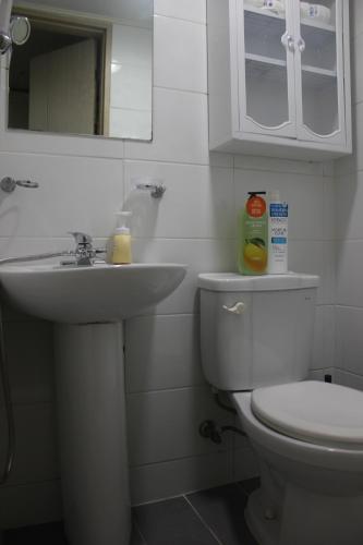 Ένα μπάνιο στο Nesthouse one room 4 min away from metro