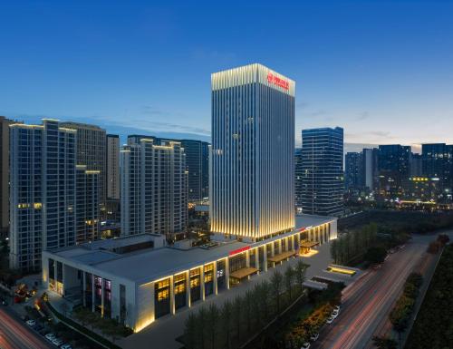 a large building in front of a city at night at 成都中航明宇尚雅酒店 in Xindu