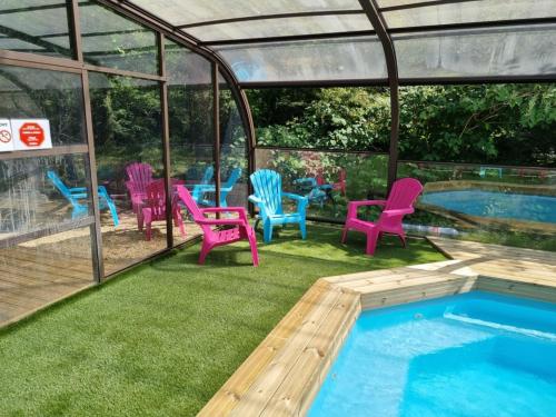 Kolam renang di atau dekat dengan Les Chalets de SAUMUR, Piscine & Parc boisé, 100m du CadreNoir
