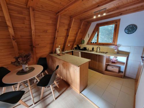an overhead view of a kitchen with a table and chairs at Chaty Kaszubskie in Łąkie