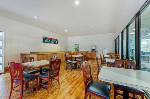 a dining room with tables and chairs in a restaurant at Atlantis Family Waterpark Hotel, an Ascend Collection Hotel in Wisconsin Dells