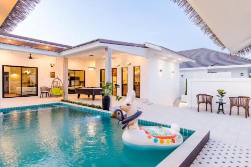 ein Haus mit einem Pool mit aufblasbarer Lagesituation in der Unterkunft Full moon Bay hua hin Cha-am in Sathani Huai Sai Tai