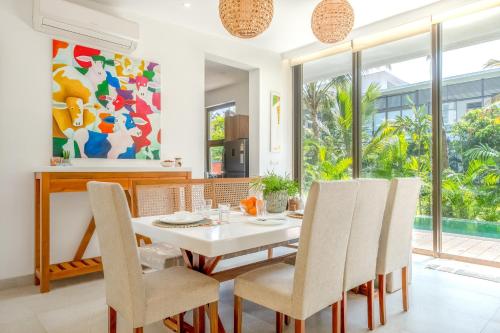 MarmagaoにあるCasa Yna 3BHK by tisyastaysの白いテーブルと椅子のあるダイニングルーム