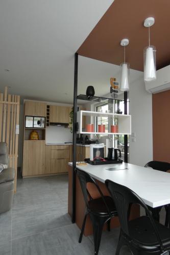 une cuisine et une salle à manger avec une table et des chaises dans l'établissement Évasion paisible à Bréziers, à Bréziers