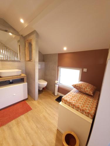une salle de bain avec un lit, un lavabo et des toilettes dans l'établissement Évasion paisible à Bréziers, à Bréziers