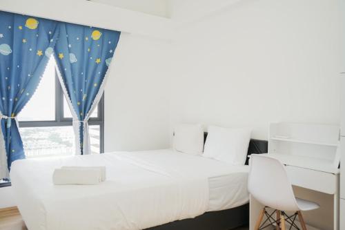 sypialnia z białym łóżkiem i oknem w obiekcie Elegant and Strategic 2BR Sky House BSD Apartment By Travelio w mieście Tangerang