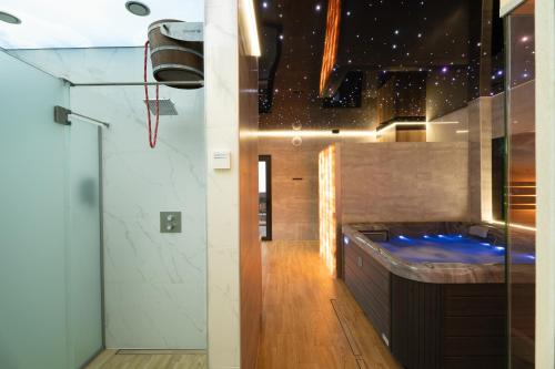 łazienka z jacuzzi w środku w obiekcie Bałtycka Ostoja we Władysławowie