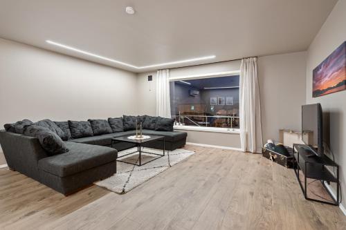 a living room with a couch and a television at Villa Aurora Casita in Tromsø