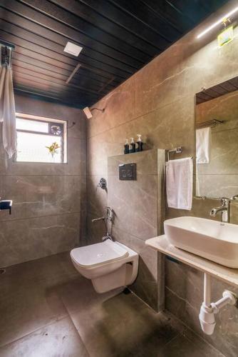 Ένα μπάνιο στο Stayscape The Zuri House 8BHK Karjat
