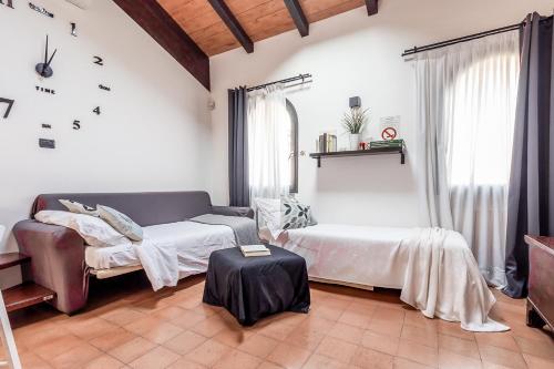 a living room with a couch and a bed at [Chardonnay]- elegante appartamento in Cavezzo
