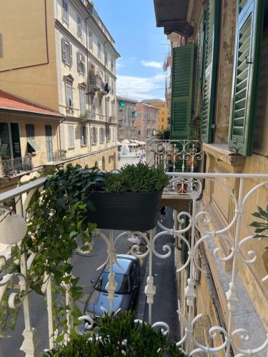 Balkoni atau teres di Luxury Designer Suite in the historical center