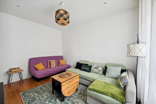 un salon avec un canapé et une table dans l'établissement Le Studaunien - Studio à 7min de Paris, à Saint-Ouen