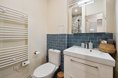 une salle de bain avec toilettes, lavabo et miroir dans l'établissement Le Studaunien - Studio à 7min de Paris, à Saint-Ouen