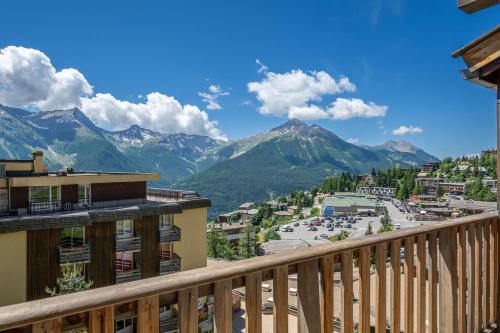 - un balcon avec vue sur les montagnes en arrière-plan dans l'établissement Orcières Appartement au pied des pistes avec piscine, à Orcières