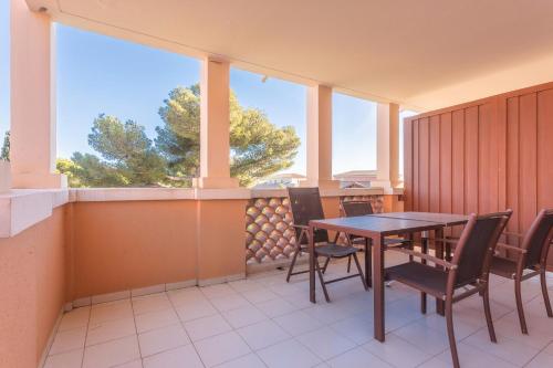 un balcon avec une table et des chaises dessus dans l'établissement Appartement Cap Esterel, à Saint-Raphaël