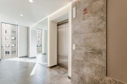 un pasillo de un edificio con una señal de no fumadores en la pared en Carrara Eurocity - Luxury Family Apartment with Resort Style Pool - Children stay for Free, en Gibraltar