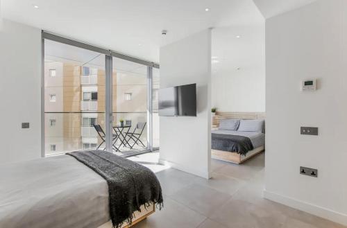 Carrara Eurocity - Luxury Family Apartment with Resort Style Pool - Children stay for Free