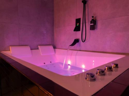Φωτογραφία από το άλμπουμ του SERENITY Suite - Love room σε Venissieux