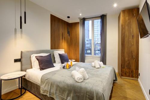 une chambre avec un lit avec des serviettes dessus dans l'établissement Bluestay 122 - Superb apartment, à Paris