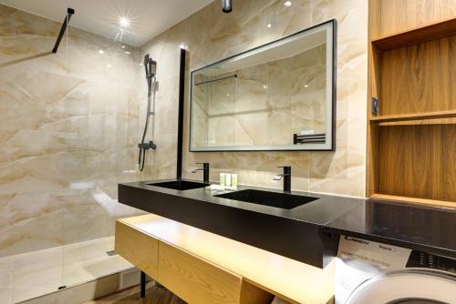 une salle de bain avec un lavabo noir et un miroir dans l'établissement Bluestay 122 - Superb apartment, à Paris