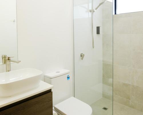 マンジマップにあるGallery Hotel Manjimupのシャワー、トイレ、洗面台を備えたバスルーム