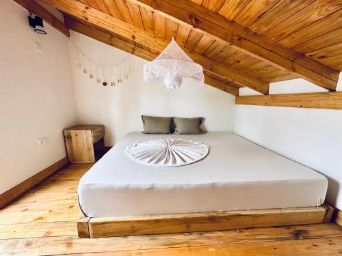 Postel nebo postele na pokoji v ubytování Golden hour tiny house