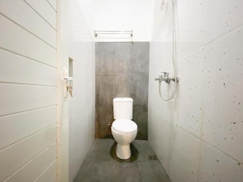 NgaglikにあるRedDoorz at Gentan Jakalの個室に白いトイレがあるバスルーム