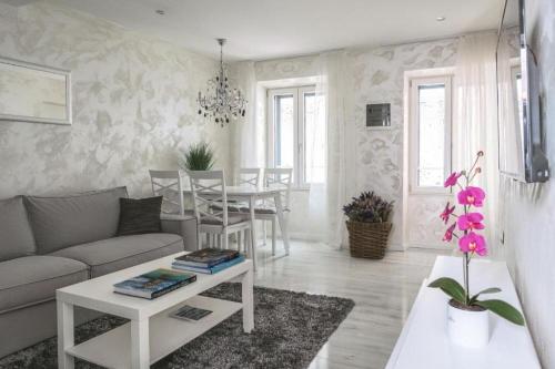 una sala de estar con un sofá y una mesa en Apartments Regent 3, en Rovinj