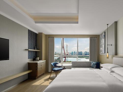 Postel nebo postele na pokoji v ubytování Shanghai Marriott Hotel Yangpu Riverside