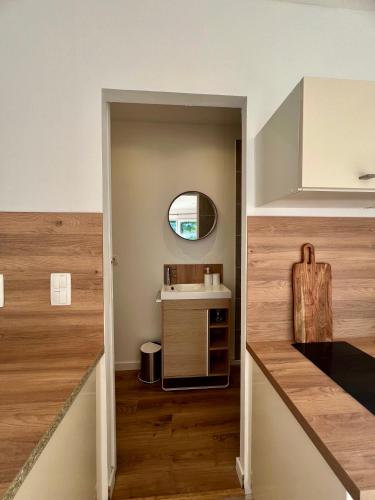 ein kleines Badezimmer mit Waschbecken und Spiegel in der Unterkunft Studio paisible dans un quartier calme in Marguerittes
