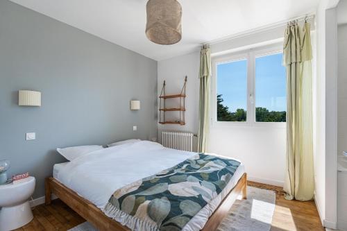 a bedroom with a bed and a sink and a window at La Villa Des Caps - Entre centre-ville et port in Erquy