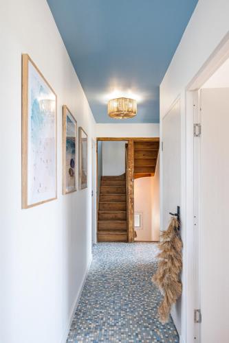 a hallway with white walls and a ceiling at La Villa Des Caps - Entre centre-ville et port in Erquy
