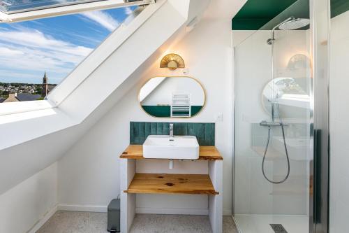 a bathroom with a sink and a shower at La Villa Des Caps - Entre centre-ville et port in Erquy