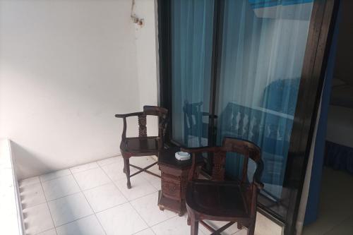 two chairs and a mirror in a room at Hotel Efita in Kamparganya