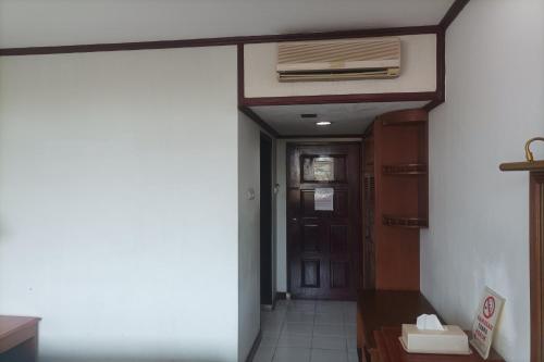 an entrance to a hallway with a door to a room at Hotel Efita in Kamparganya