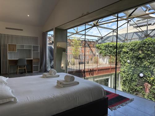 En eller flere senge i et værelse på Maison Architecte ancienne torrefaction de cafe