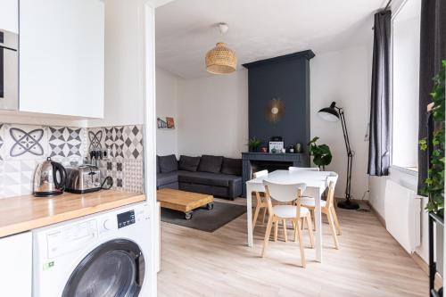 une cuisine et un salon avec une table et des chaises dans l'établissement Escapade Pey Berland, à Bordeaux