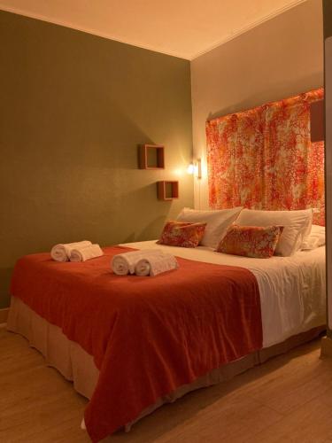 une chambre avec un grand lit avec des serviettes dessus dans l'établissement LE HAVRE DE BABOU, à Perros-Guirec