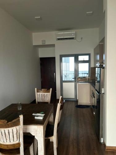 eine Küche und ein Esszimmer mit Tisch und Stühlen in der Unterkunft Canterbury Golf Resort Apartments and Residencies by Home Lands Skyline in Gonapola