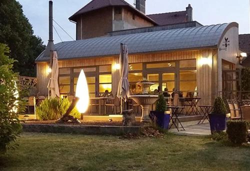 une maison avec une cheminée devant elle dans l'établissement La Musarde, à Hauteville-lès-Dijon